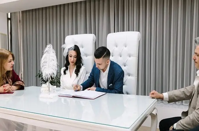 Balçova'da Yeni Evlenen Çiftlere Alışveriş Kartı Desteği