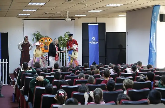 Başkan Çerçioğlu Köşk'te Minikleri Tiyatroyla Buluşturdu