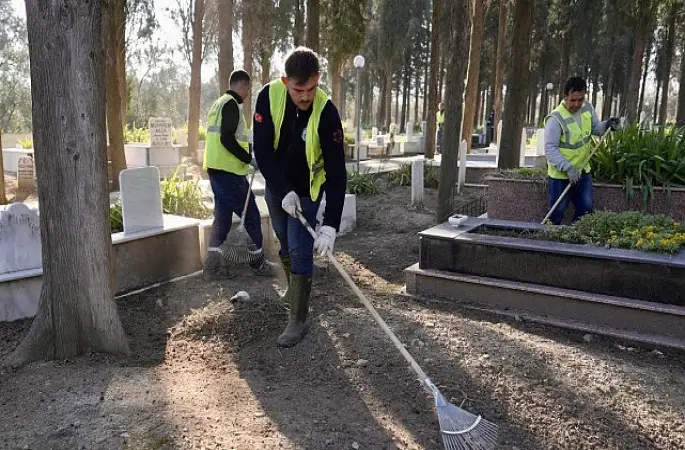 Burhaniye'de Ramazan Bayramı Öncesi Mezarlıklarda Kapsamlı Temizlik