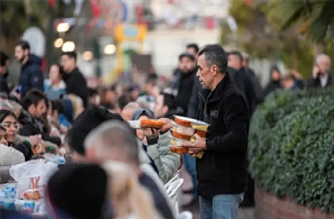 Büyükşehir iftar sofrasını bu kez Karşıyaka'da kurdu