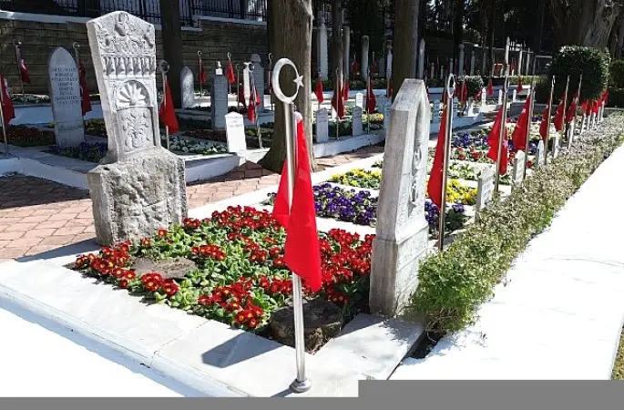 Büyükşehir'den şehitliklerde titiz çalışma