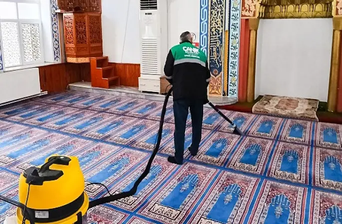 Canik'te Camiler Dip Köşe Temizleniyor