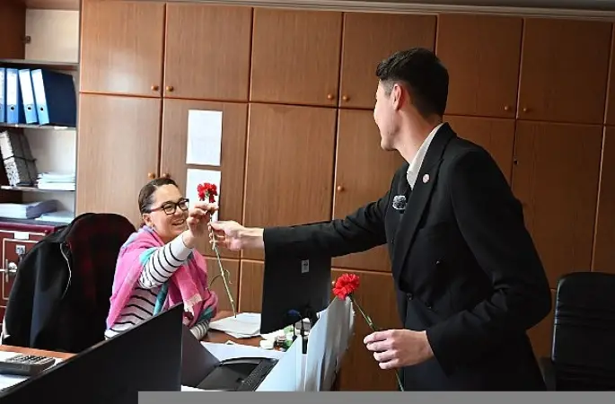 Gençlerden kadınlara karanfil