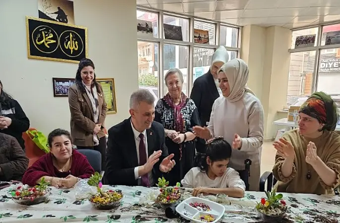 Gölcük'te Çiçekler Engelleri Aştı