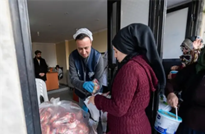 İftar bereketi Büyükşehir'in aşevinden sofralara uzanıyor