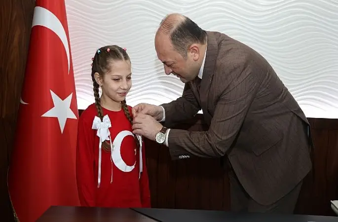 İstiklal Marşı Birincisi Ecem Hifa Sert'e Başkan Selçuk Yıldız'dan Ödül