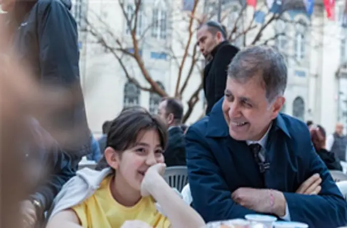 İzmir Büyükşehir Belediyesi'nin iftar sofrası Kemeraltı'nda kuruldu