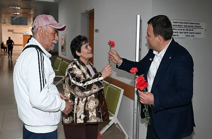 Kemer Belediyesi'nden sağlık çalışanı kadınlara karanfil