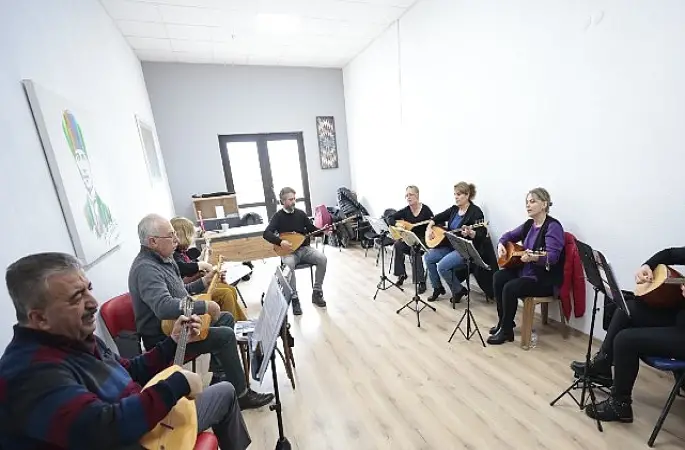 Konak'ta ücretsiz bağlama kursuna yoğun ilgi