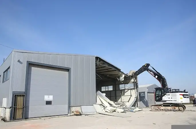 Nilüfer'de 4 kaçak bina yıkıldı