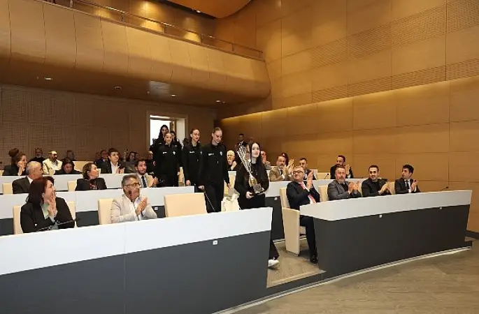 Nilüfer'in genç sporcuları başarılarını belediye meclisinde paylaştı