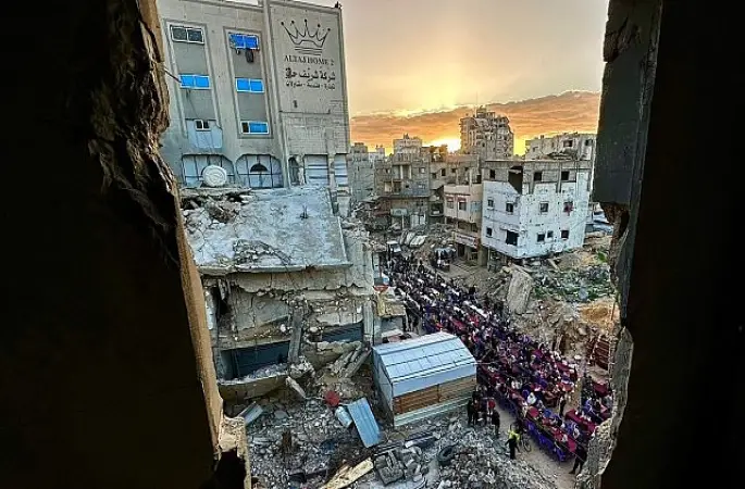 Türk Kızılay Gazze'de Ramazan'ın İlk İftar Sofrasını Kurdu