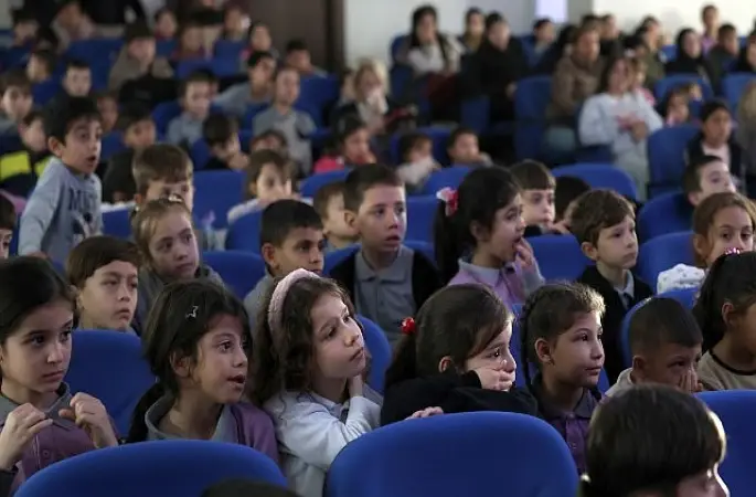 Yenipazar'da Çocuklar Başkan Çerçioğlu'nun Çalışmaları ile Tiyatroyla Buluştu